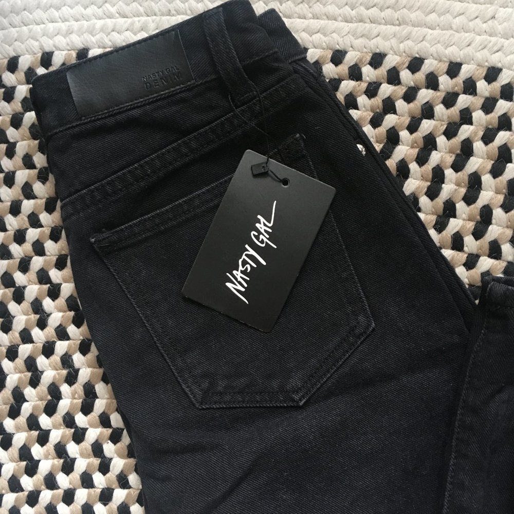 NASTY GAL  DEBBI High-Waist MOM JEAN WASHED BLACK